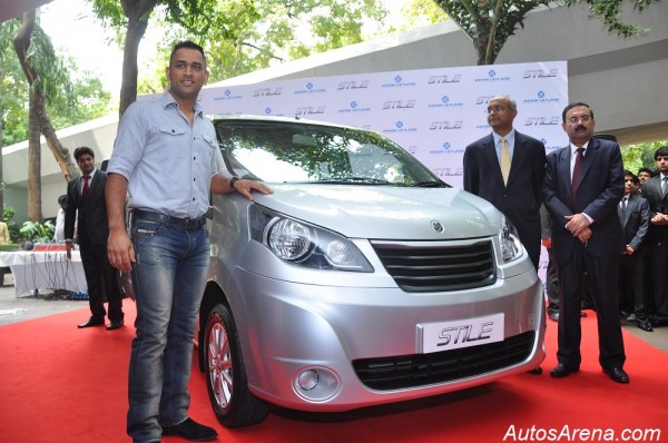 http://www.autosarena.com/wp-content/uploads/2013/10/Brand-Ambassador-MS-Dhoni-Dr.-V-Sumantran-Vice-Chairman-Ashok-Leyland-Mr.-Nitin-Seth-Executive-Director-LCV-Business