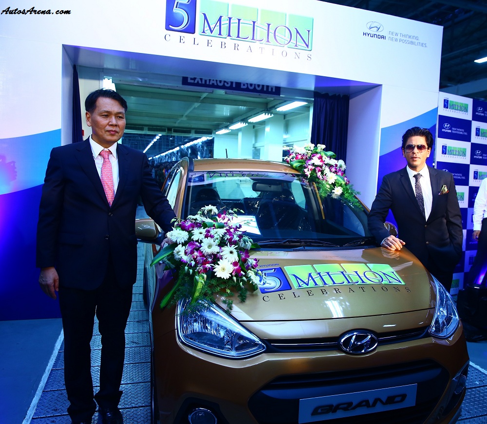 Mr. B S Seo- MD & CEO Hyundai Motor India Ltd. & Mr. Shahrukh Khan- Brand Ambassador Hyundai Motor India Ltd. at the 5 Millionth car roll-out at Hyundai Plant in Chennai(1)