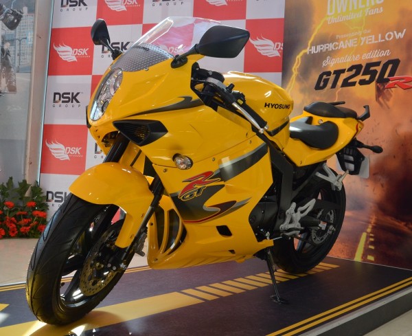 Signature Edition GT250 R LE in hurricane yellow (1)