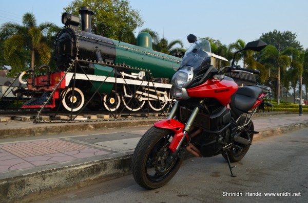 red kawasaki versys