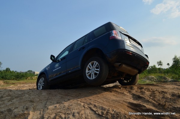 Freelander 2 one wheel in air