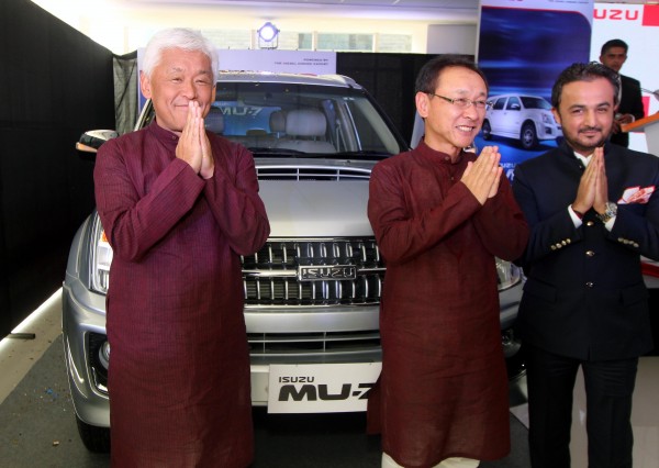 Mr Shigeru Wakabayashi, DMD, Isuzu Motors India, Mr Takashi Kikuchi, MD, Isuzu Motors India and Mr Kunal Ramchandani, MD, Fahrenheit Isuzu unveiling MU7 for U.P. market