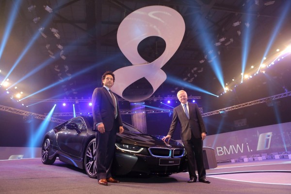 01b Mr. Sachin Tendulkar and Mr. Philipp von Sahr, President, BMW Group India with the BMW i8