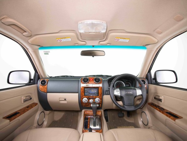 Isuzu MU-7 Interior-dashboard-and-AT--Panoramic-view