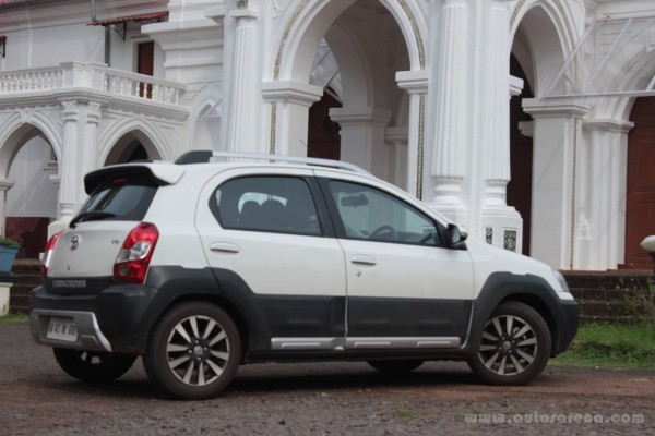 Toyota Etios Cross (12)