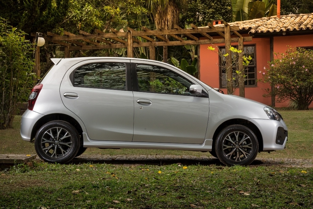 India-bound-Toyota-Etios-Platinum-hatchback-facelift-side-revealed-in-Brazil