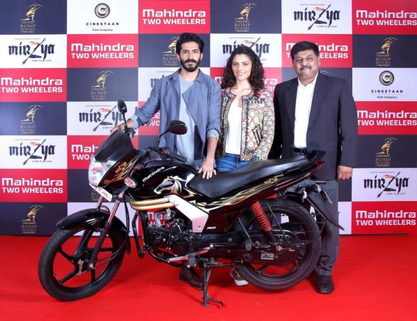   Harshvardan Kapoor and Saiyami Kher, the star cast of Rakeysh Omprakash Mehra’s Mirzya posing with the newly launched Mahindra Mirzya Special Edition motorcycle. Also seen along with them is Mr. Naveen Malhotra, Sr. GM – Sales, Marketing and Product Planning, Mahindra Two Wheelers