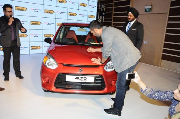 Maruti Alto MS Dhoni signing on the car