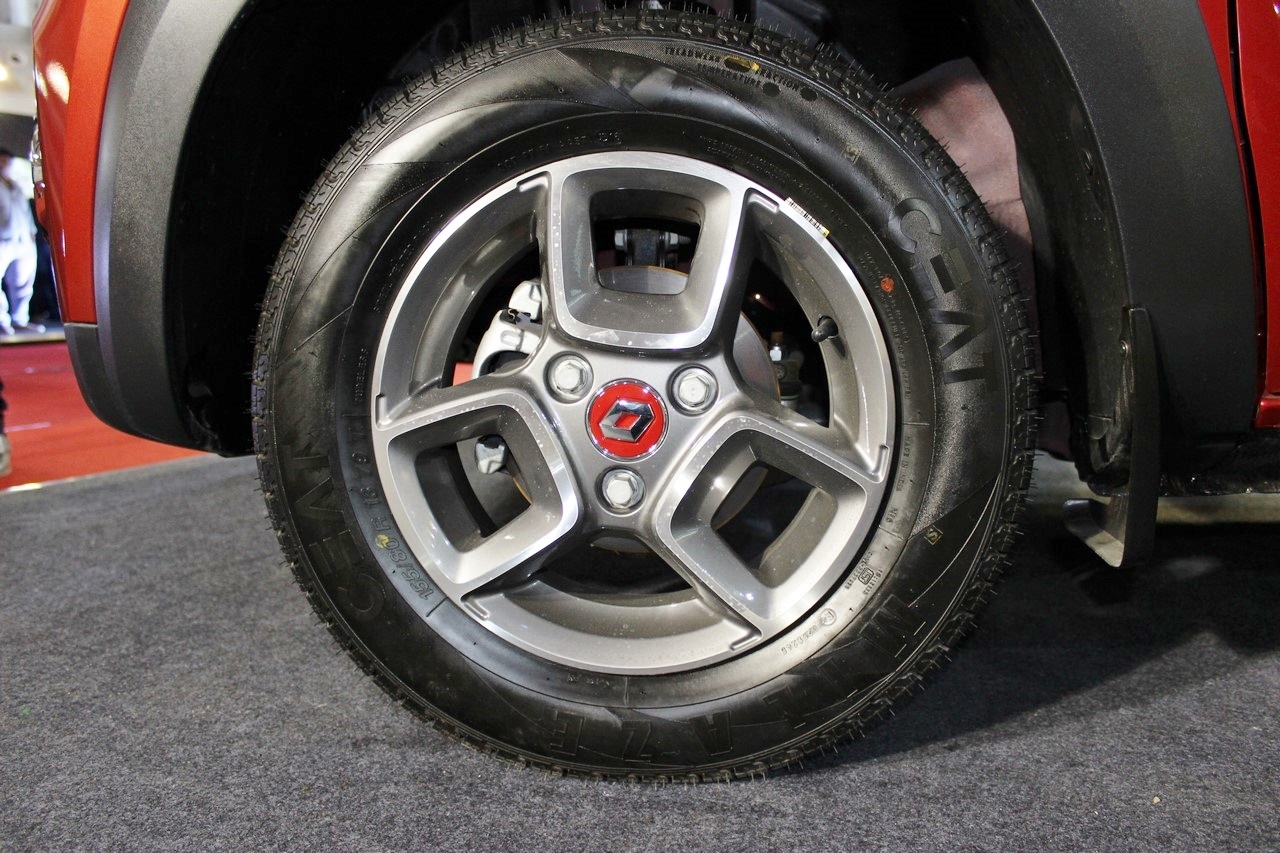 RenaultKwidaccessorisedalloywheelatSuratInternationalAutoExpo2017
