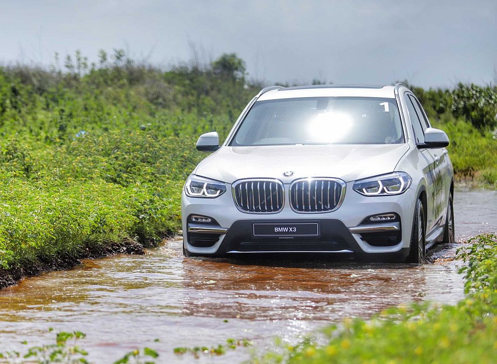 01 BMW X3 in action at BMW xDrive Experience in Pune (1)