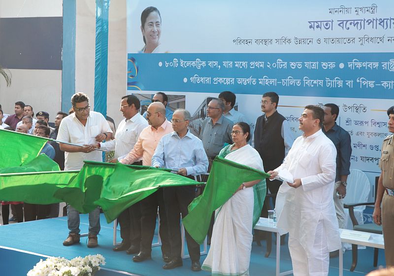 Mamta Banerjee flags off the 1st Electric Bus by Tata Motors in Kolkata (1)