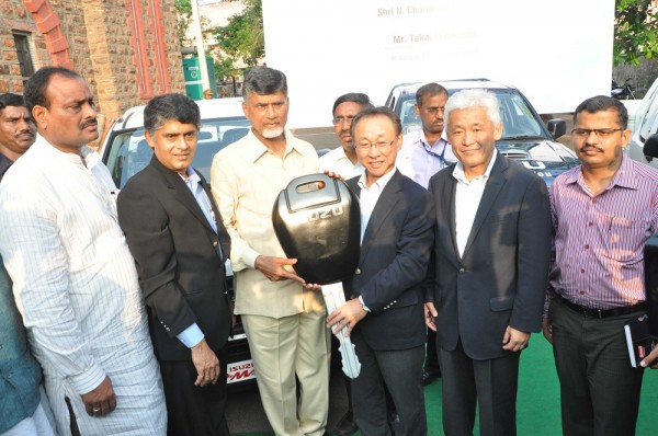Mr. Takashi Kikuchi, MD, Isuzu Motors India handing over keys of D-Max vehicles to Sh Chandrababu Naidu, CM, Andhra Pradesh