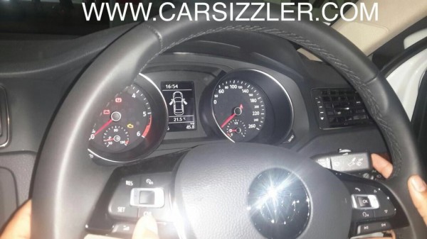 2015 Jetta Spy pic steering wheel